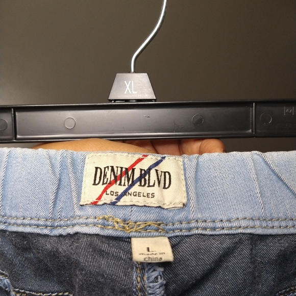 Denim Blvd Blue Jeans • Size Large • Stretch - Picture 3 of 3